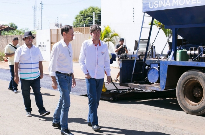 Prefeito Fbio e presidente do Cidesasul acompanham aplicao de lama asfltica
