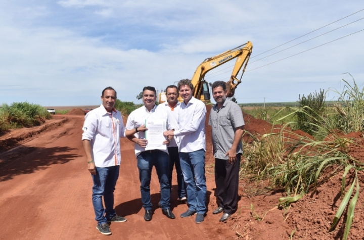 CIDESASUL LEVA PARA JACIARA MAQUINA PC PARA RECUPERAO DE ESTRADAS RURAIS NO MUNICPIO